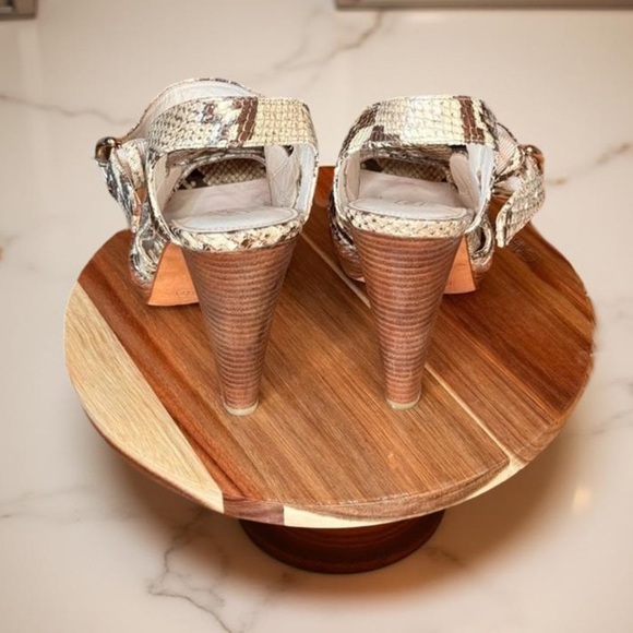 COACH VINTAGE Tamara snake,wood Heel
SZ 7 EUC beautiful,trendy,Y2K wood heel - Picture 4 of 6